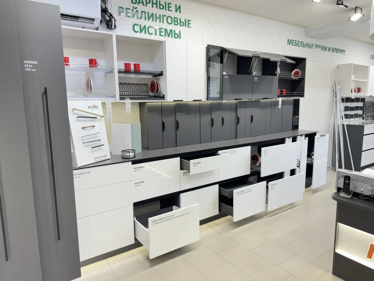 Выставочный стенд с открытыми мебельными ящиками, подъёмными фасадами и сушилками для посуды